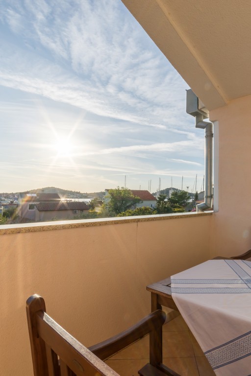 balkon pogled na vrt